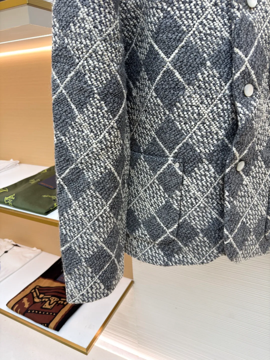 LOUIS VUITTON tweed tied gauze plaid jacket ●Original version: 45000 purchased and developed ●Item number: 1680921-G25 ●Fabric: tweed yarn-dyed fabric ●Technology: embroidery production ●Version: fitted version ●Weight: about 1560 grams ●Size: 44-46-48-50 ●Description: Made of [tweed-dyed fabric], customized [special warp head], using [32s double-ply cotton yarn], [Apricot black AB color sky and earth beam], [weft yarn 100% sheep wool] composition, ring spinning color spinning [8 male count], [12 male count] two specifications and two colors of wool yarn, using [triangular glossy nylon yarn], S-direction [twisted weft yarn to make special yarn], [high-speed rapier machine] yarn dyeing to produce finished cloth, front panel using [lattice center reduction flower], three pockets also It is [hand-cut with restored flowers], the small pockets are embroidered with [special woolen embroidery machine], [double-thread tatami diagonal embroidery method], matching [rayon twill satin lining], [I-shaped buckle + rivets] use [hanging antique silver] bottom bracket, the inside is [inlaid with polished high-gloss mother-of-pearl], the shell is made of [laser engraved letter pattern], and the back is equipped with [white gold hanging chain]. The overall wiring is straight and delicate, the fabric is comfortable and soft, and the color is consistent without color difference. It can be matched with the same style to create a fashionable look and control various occasions. Customized accessories, complete with three standards, same style for men and women!